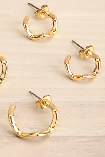 Vanbat Set of 2 Pairs of Golden Wavy Earrings | La petite garçonne close-up