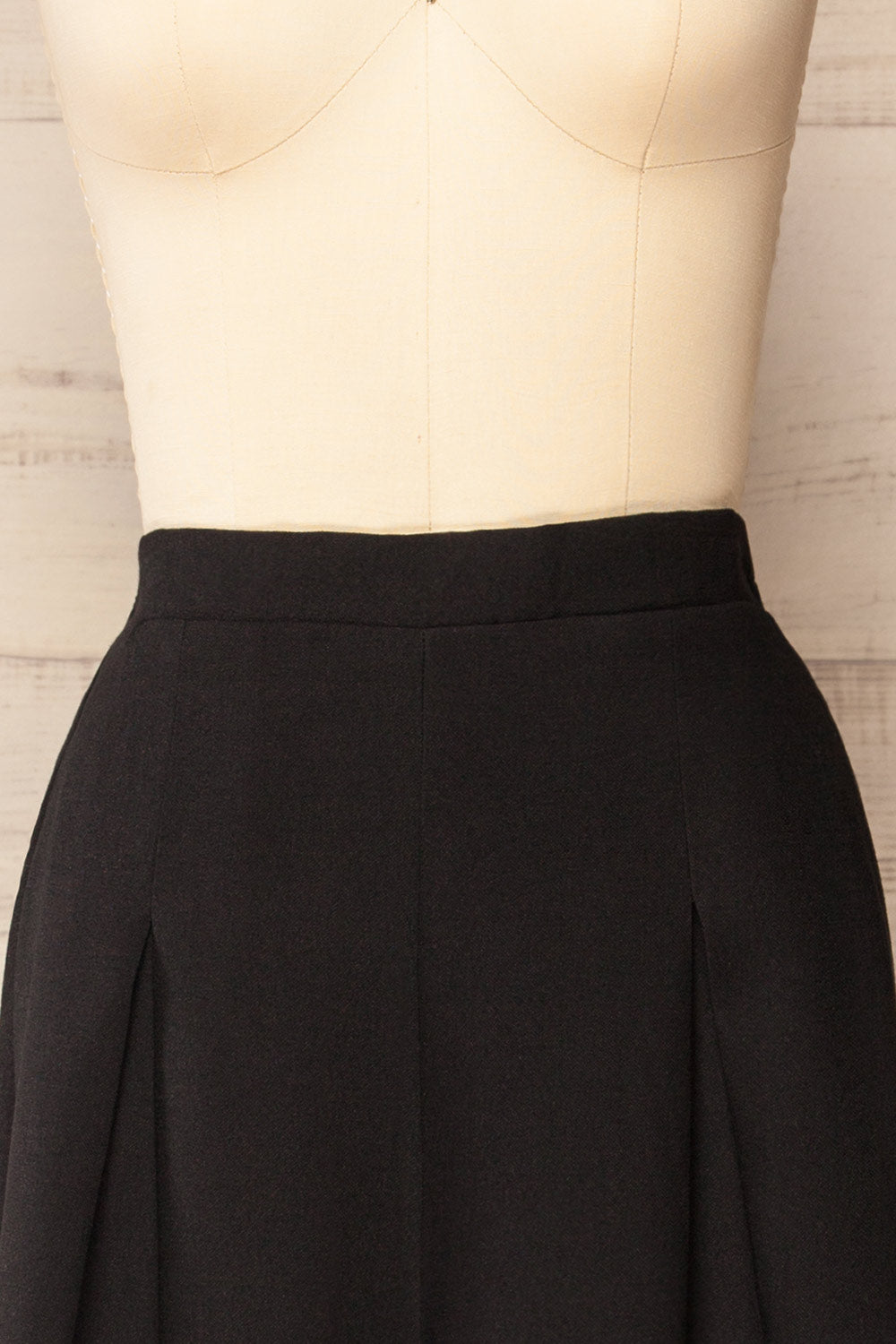 Varallo Black Wide Leg Pants with Front Pleats | La petite garçonne front