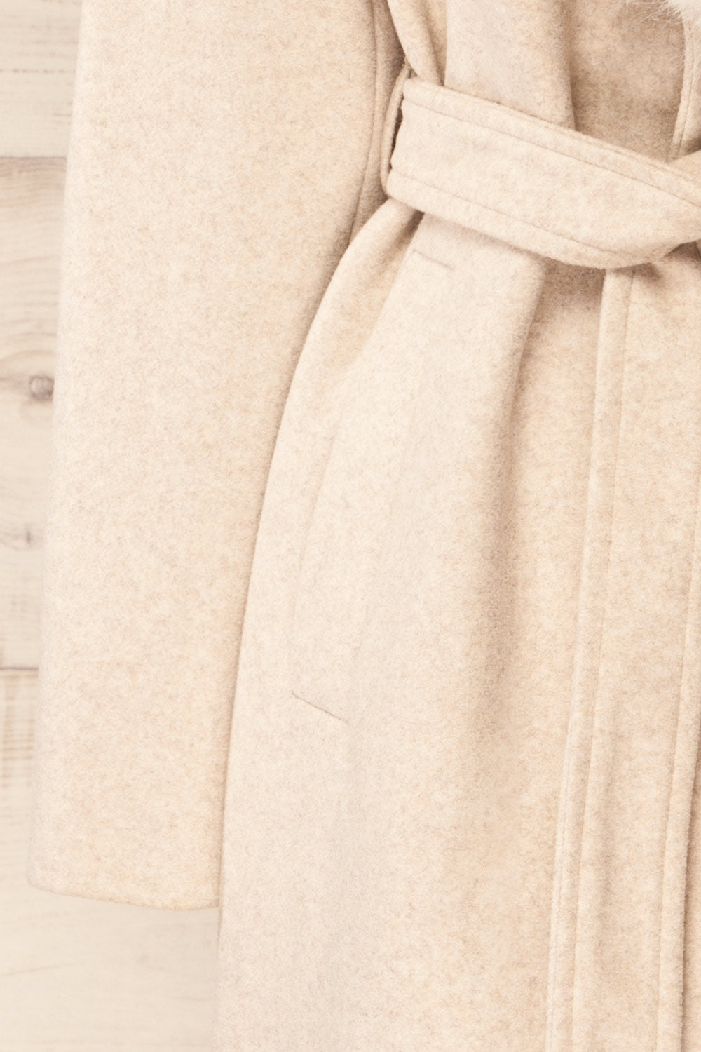 Veracruz Beige Coat with Faux Fur Collar | La petite garçonne sleeve