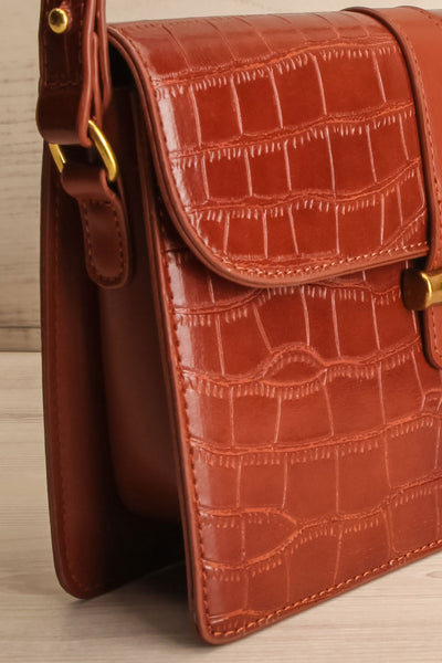 Vicky Caramel Faux Croc Leather Bag | La petite garçonne side close-up