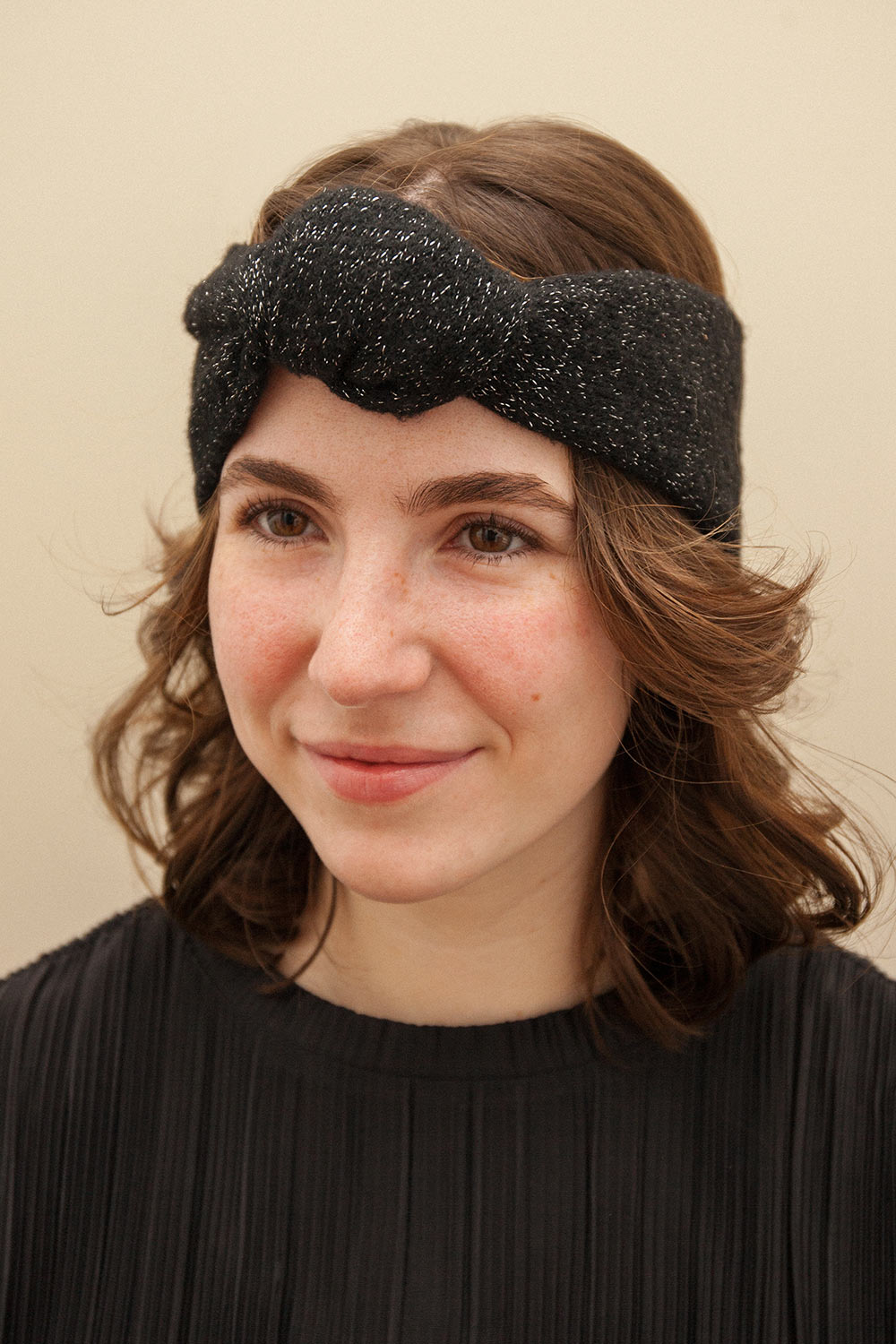 Viitasaarie Black Heather Knit Earmuff Headband | La petite garçonne model