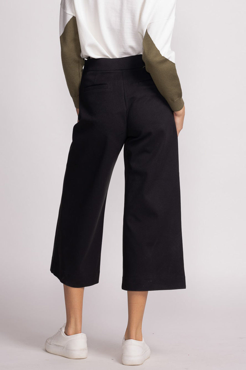 Waterville Cropped Black Wide-Leg Pants | La petite garçonne model