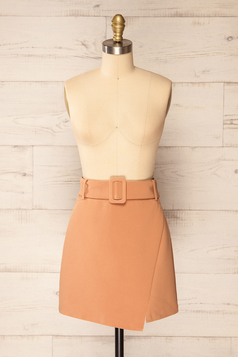 Wicklow Short Beige Skirt w/ Asymmetrical Hem | La petite garçonne front view
