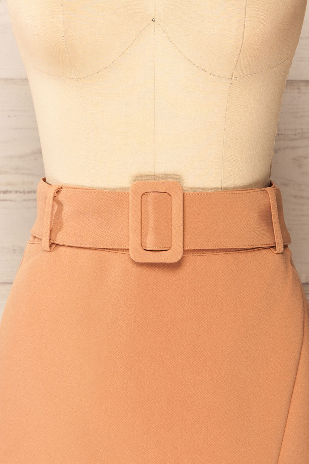 Wicklow Short Beige Skirt w/ Asymmetrical Hem | La petite garçonne front close-up