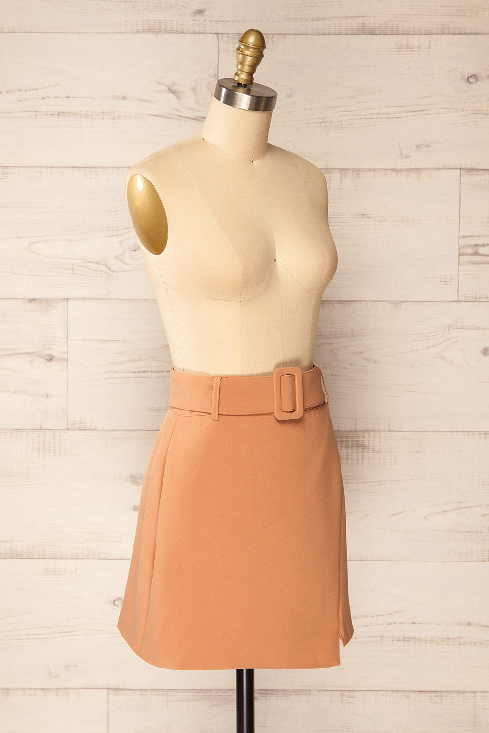 Wicklow Short Beige Skirt w/ Asymmetrical Hem | La petite garçonne side view