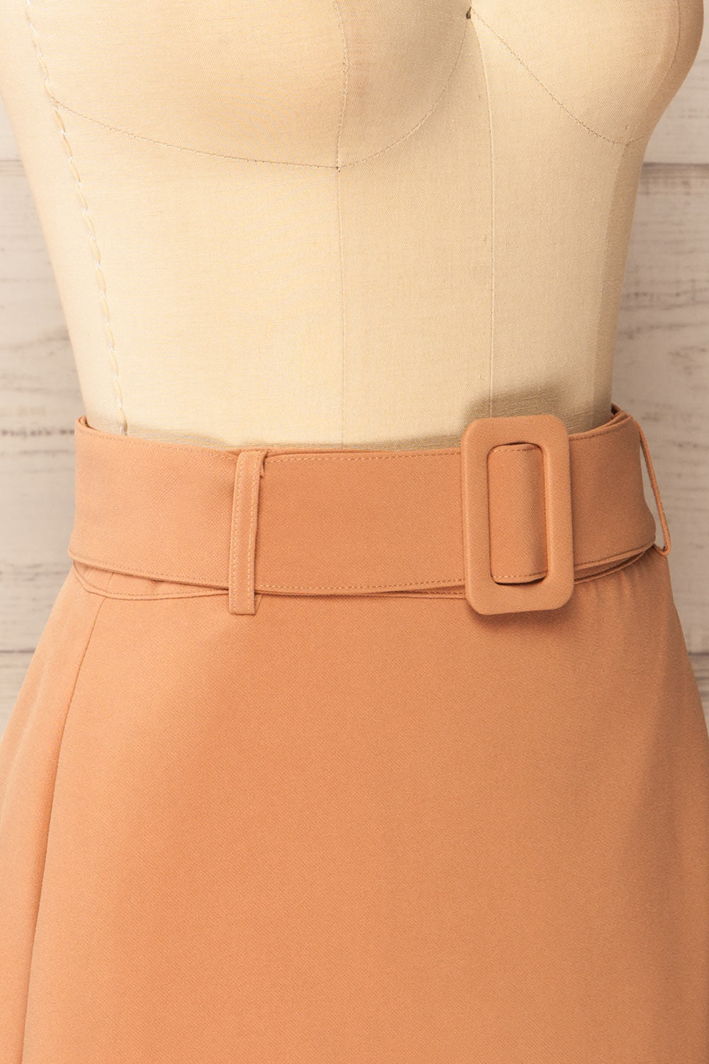 Wicklow Short Beige Skirt w/ Asymmetrical Hem | La petite garçonne side close-up