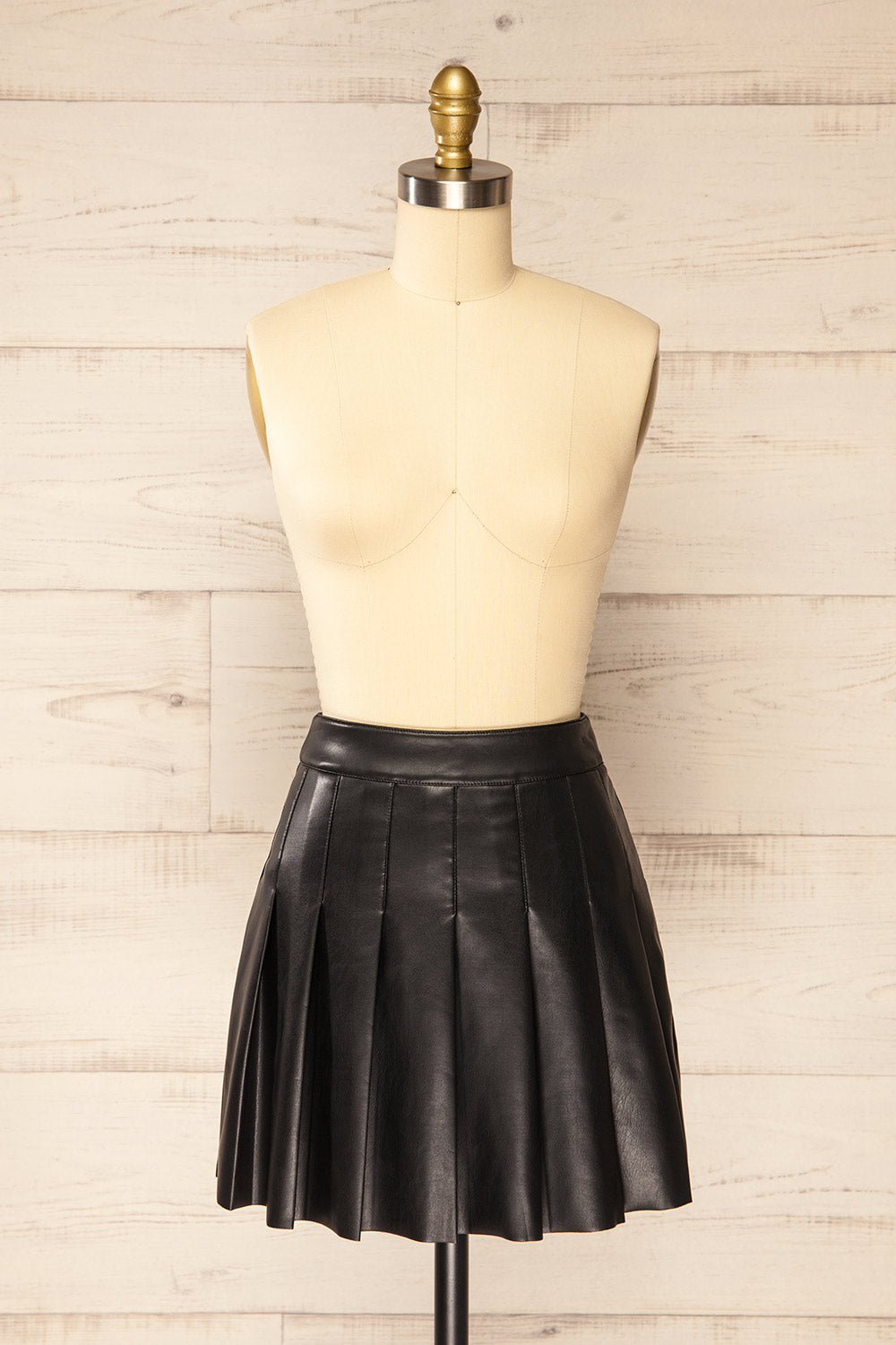Xichang | Black Faux Leather Short Pleated Skirt