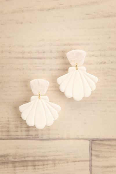 Yetish White Large Shell Pendant Earrings | La petite garçonne