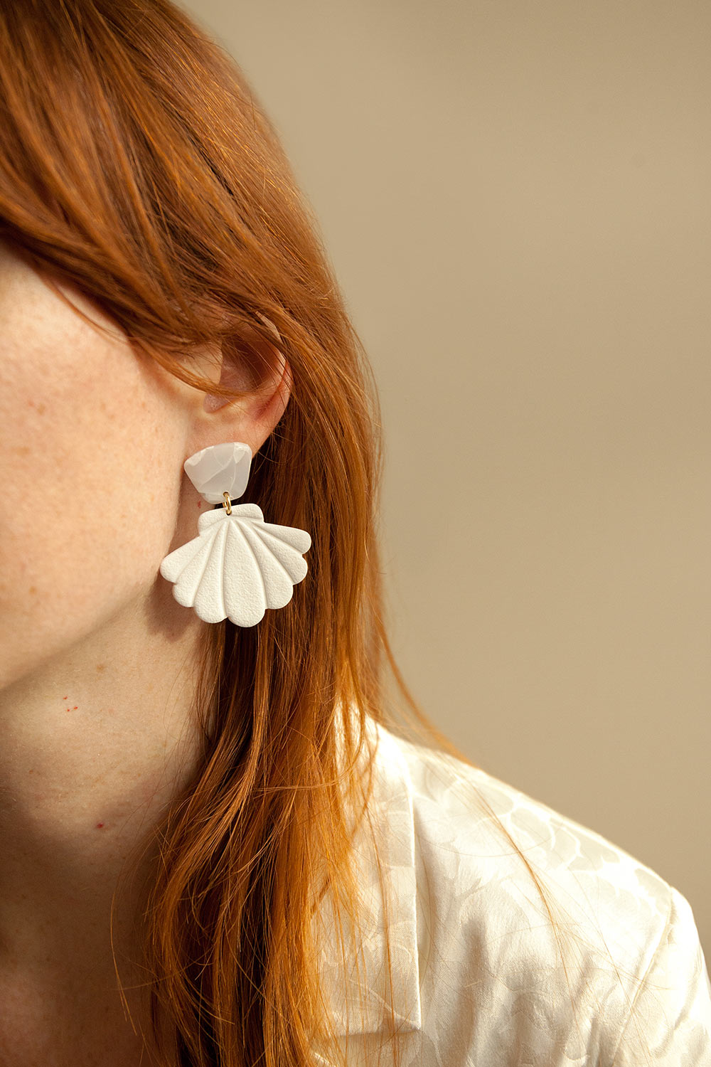 Yetish White Large Shell Pendant Earrings | La petite garçonne model