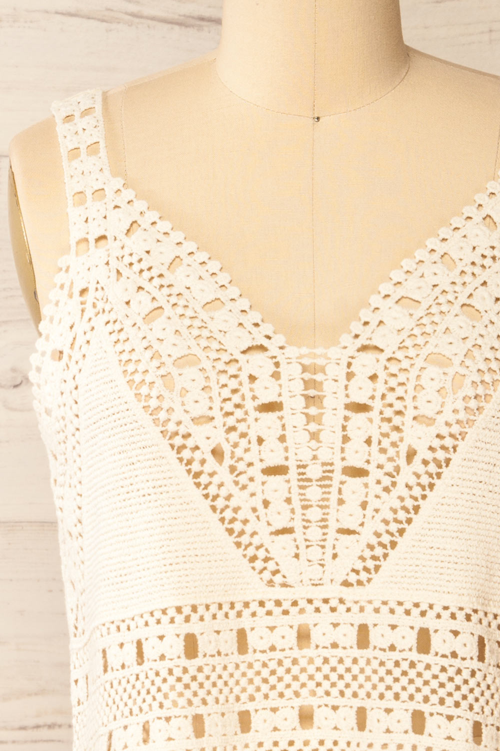 Zagreb Beige Crochet Cropped Cami | La petite garçonne front close-up