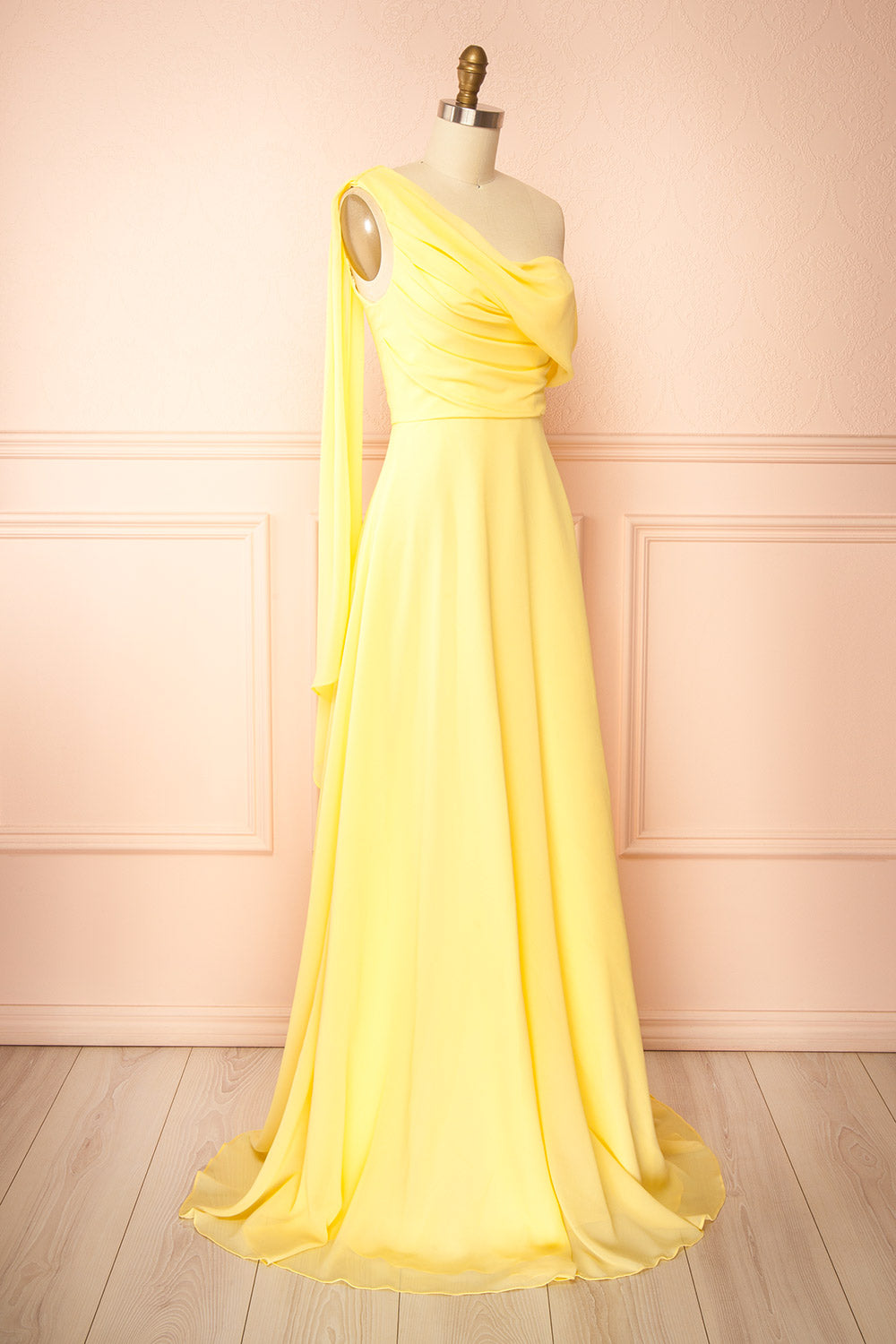 [Drape] OKUS イエロー　unico Zorua Light Yellow One-Shoulder Maxi Dress with Cape Sleeve