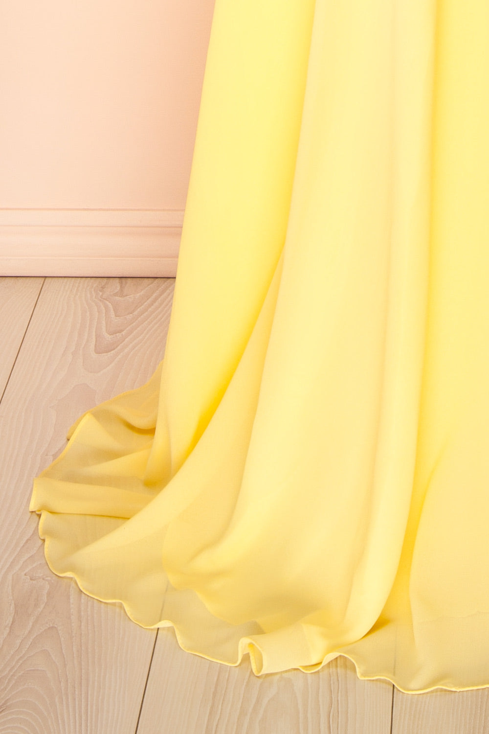 Zorua Jaune Pâle | Robe Maxi à une Épaule avec Manche Cape