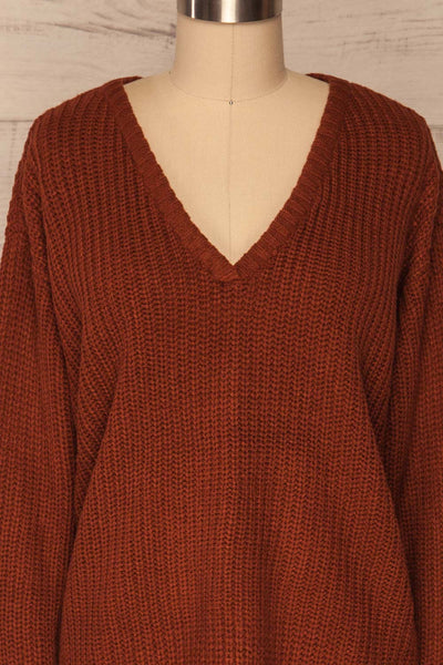 Adrano Cannelle Brown V-Neck Knit Sweater | FRONT CLOSE UP | La Petite Garçonne