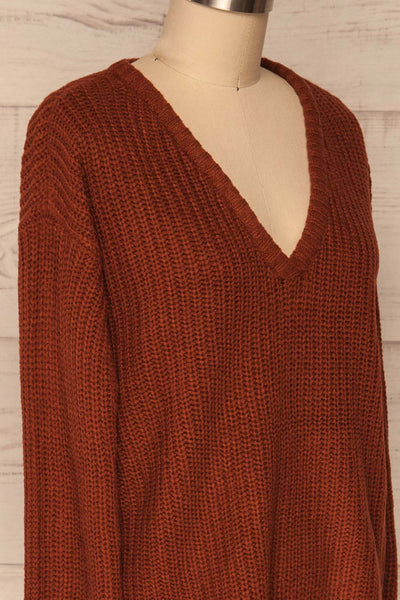Adrano Cannelle Brown V-Neck Knit Sweater | SIDE CLOSE UP  | La Petite Garçonne