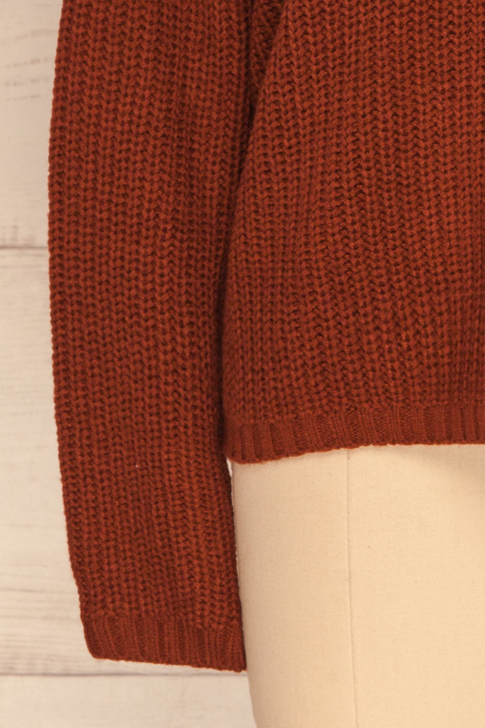 Adrano Cannelle Brown V-Neck Knit Sweater | BOTTOM CLOSE UP | La Petite Garçonne