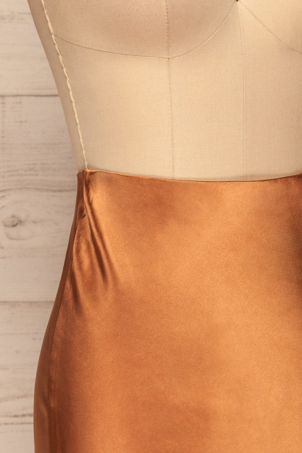Alia Bronze Midi Satin Skirt | Jupe side close up | La Petite Garçonne