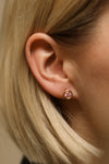 Arie Blütenblatt - Gold and pink crystal stud earrings on model