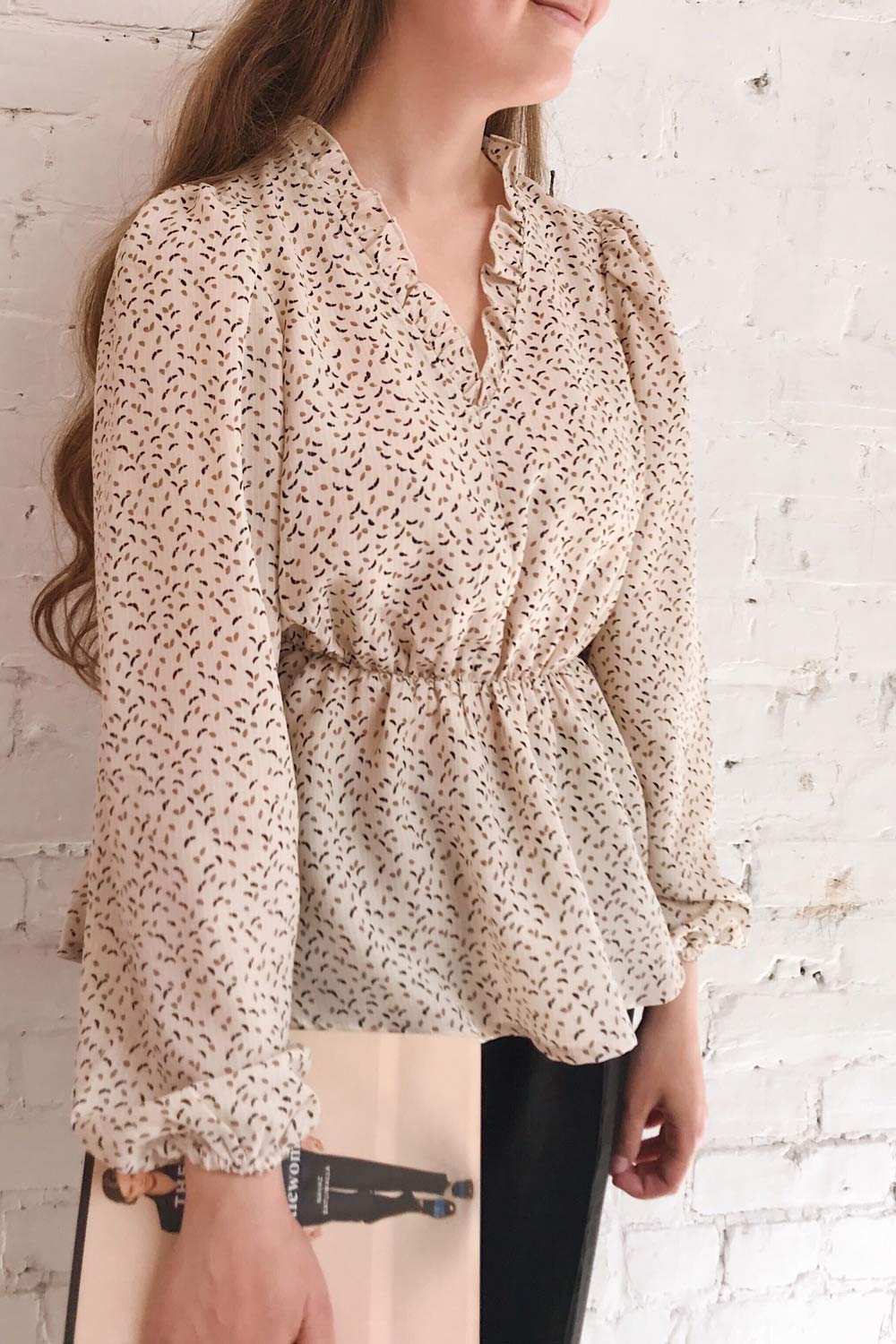 Arona Beige Patterned Long Sleeve Blouse | La petite garçonne on model