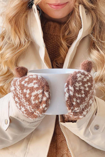 Chevrefeuille D'Hiver Jacquard Patterned Knit Mittens on model