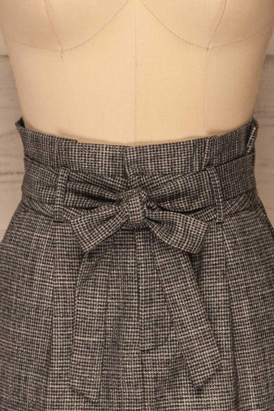 Chodecz Short Grey Houndstooth Skirt | La petite garçonne front close-up