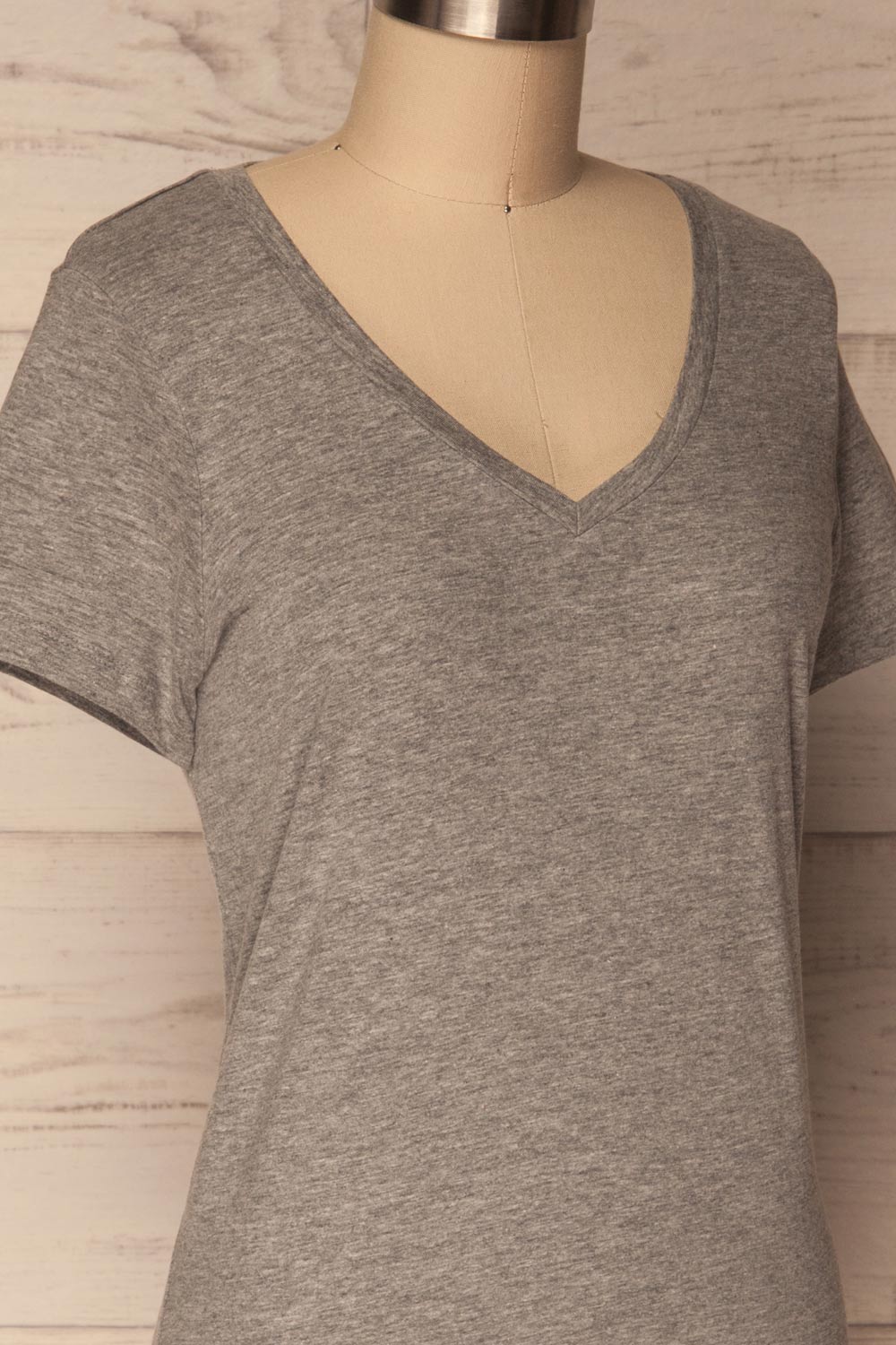 Chojna Grey Classic V Neck T-Shirt | La Petite Garçonne 4