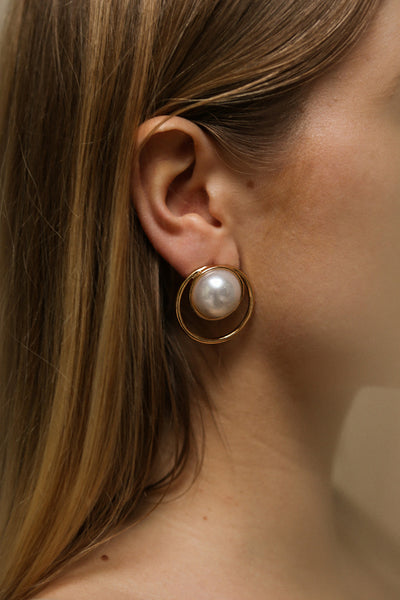Commito Golden Hoop Stud Earrings with Pearl | La Petite Garçonne on model