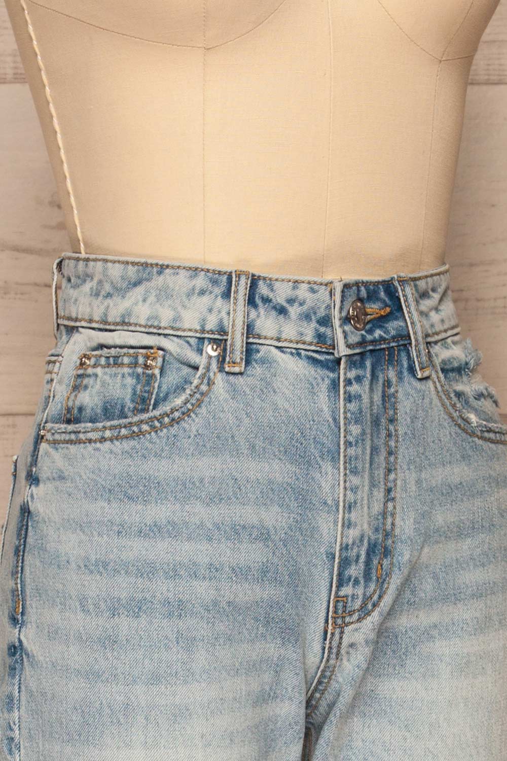 Davoli Light Denim High-Waisted Jeans | La petite garçonne side close-up