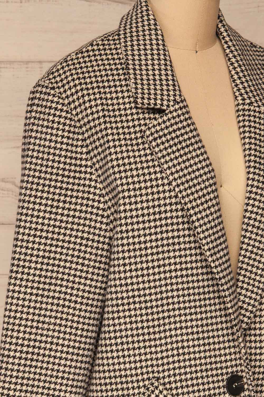 Drawno Black & White Houndstooth Blazer | La petite garçonne  side close-up