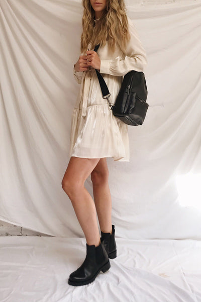 Voasa Grey Vegan Leather Backpack | La petite garçonne model look