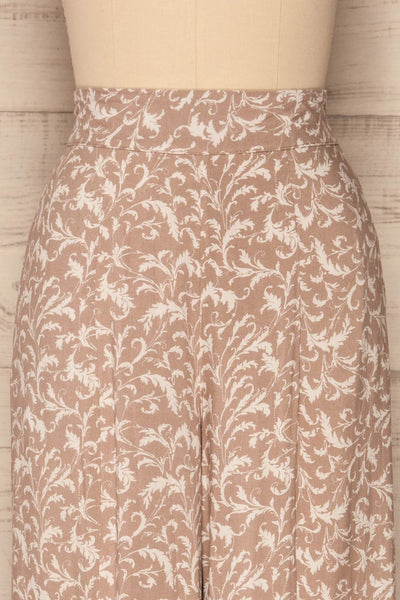 Gorowo Beige & White Wide Leg Cropped Pants | La Petite Garçonne front close-up