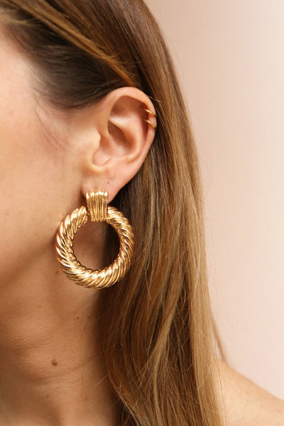 Keiss Or Gold Twisted Pendant Hoop Earrings | La Petite Garçonne on model