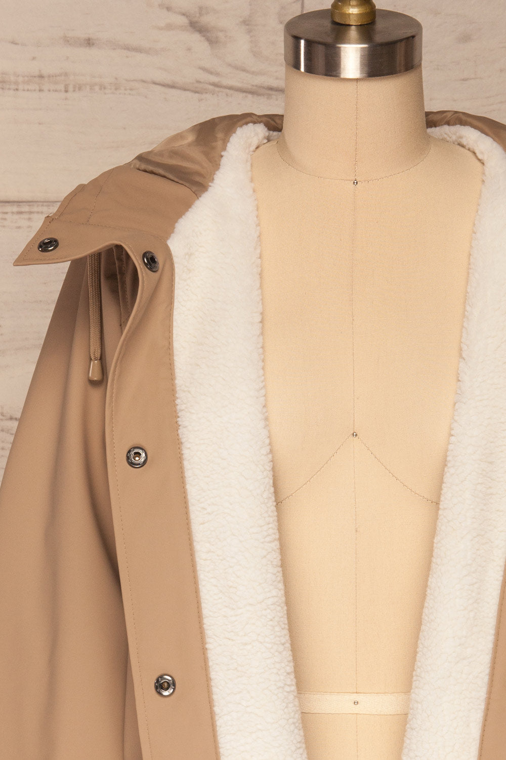 Klodzko Beige Wide Hooded Rain Coat | La petite garçonne close up unzip