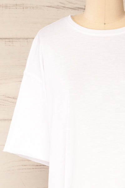 Lasin White Raw-Edge Cropped T-Shirt | La petite garçonne front close-up