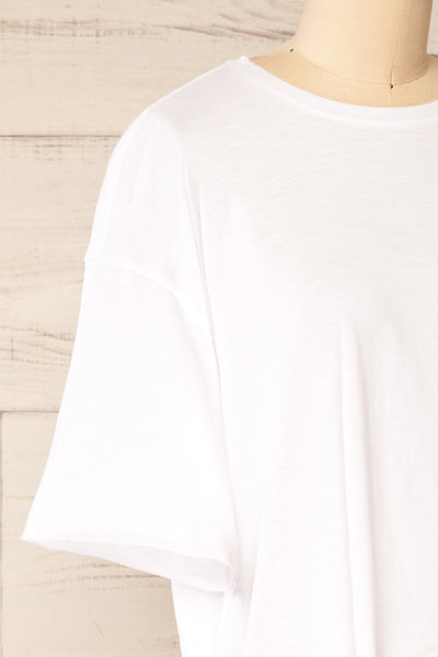 Lasin White Raw-Edge Cropped T-Shirt | La petite garçonne side close-up