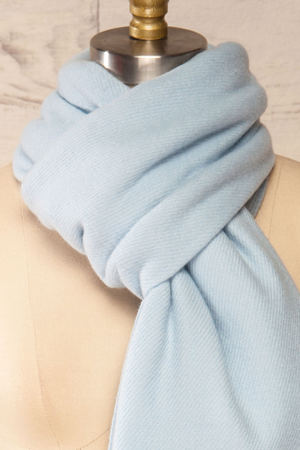Le Baiser Blue Soft Knitted Scarf | La petite garçonne knot close-up