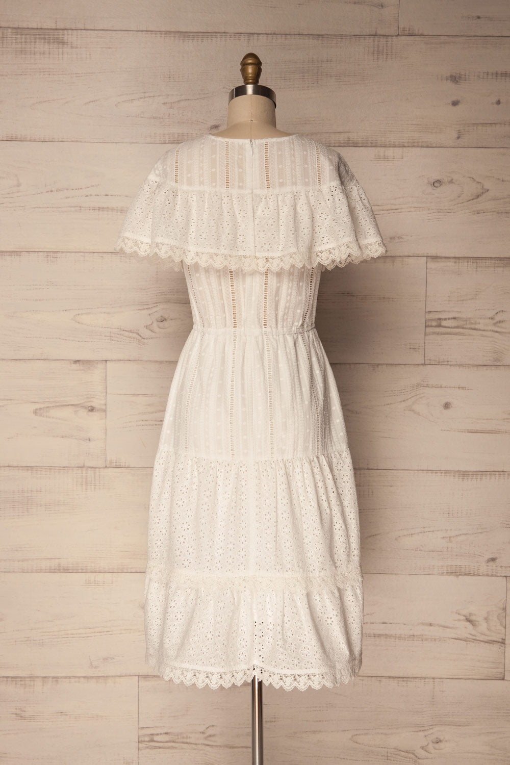 Lippelo | White Dress With Embroidery