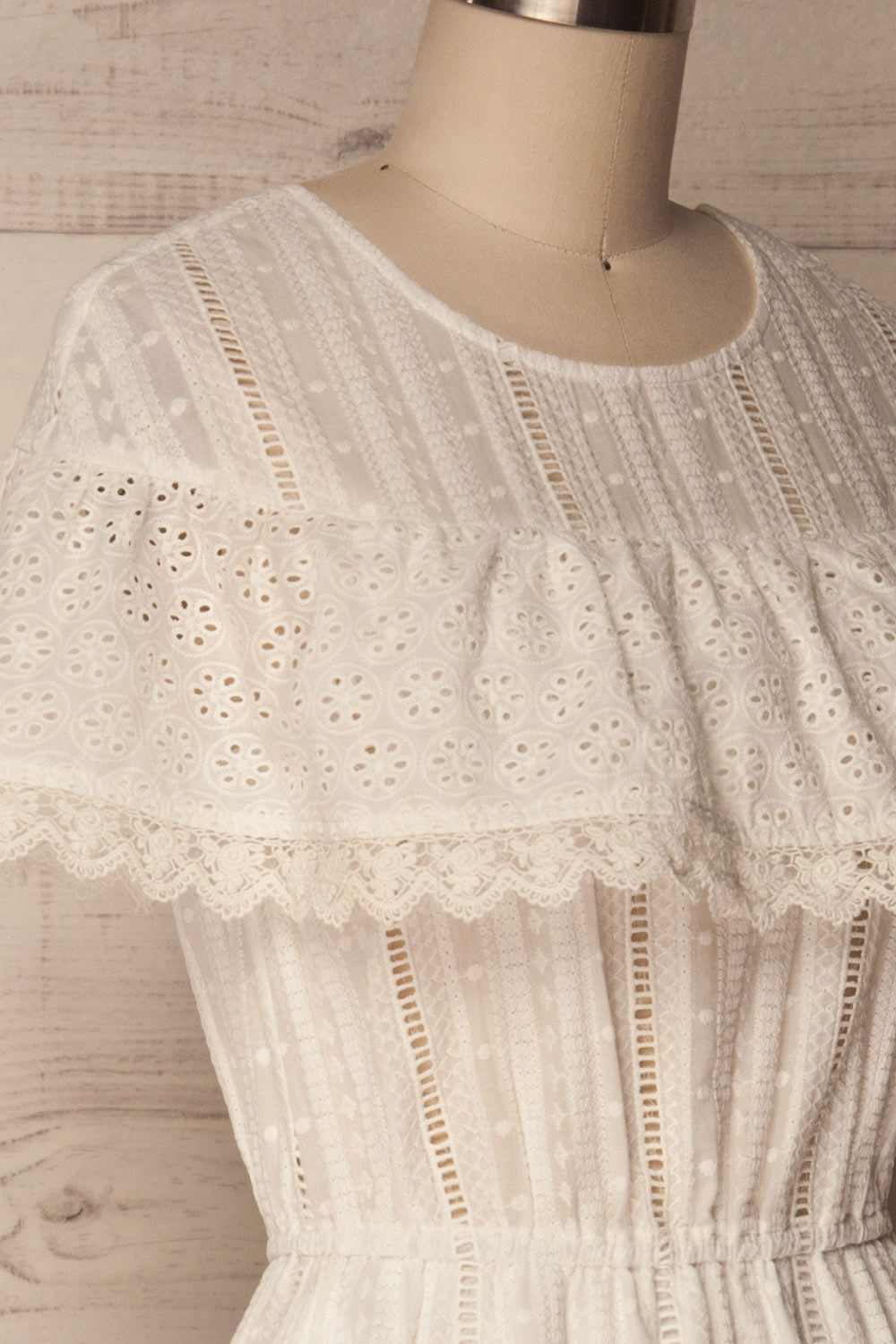 Lippelo | White Dress With Embroidery