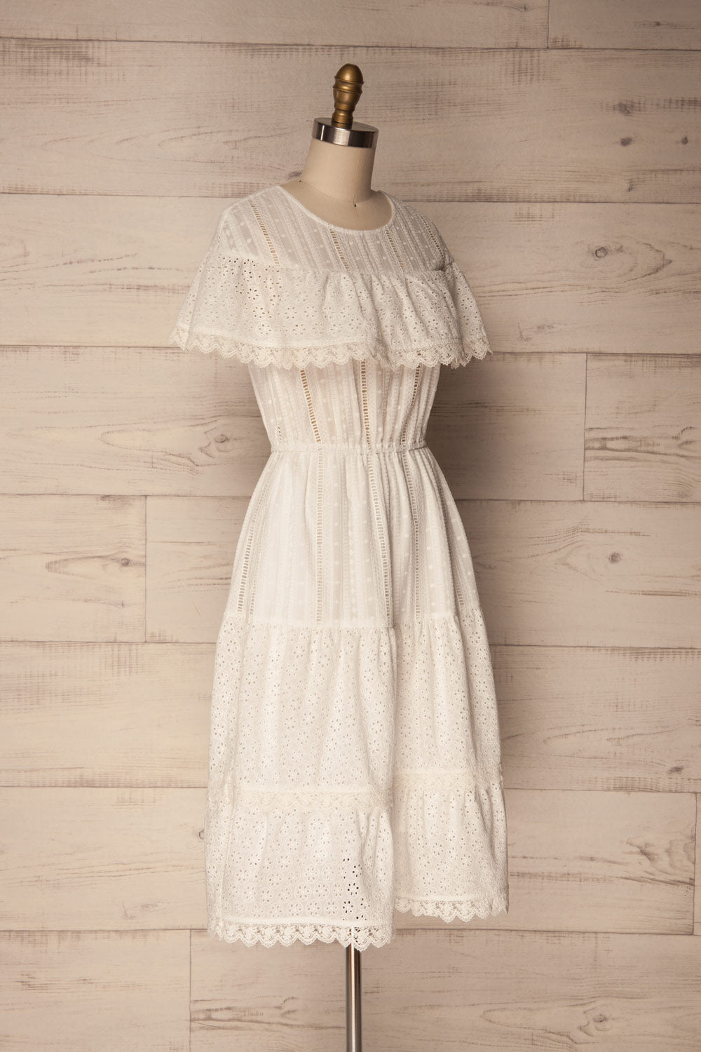 Lippelo | White Dress With Embroidery