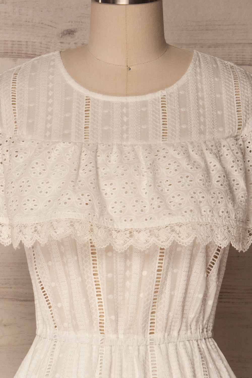 Lippelo | White Dress With Embroidery