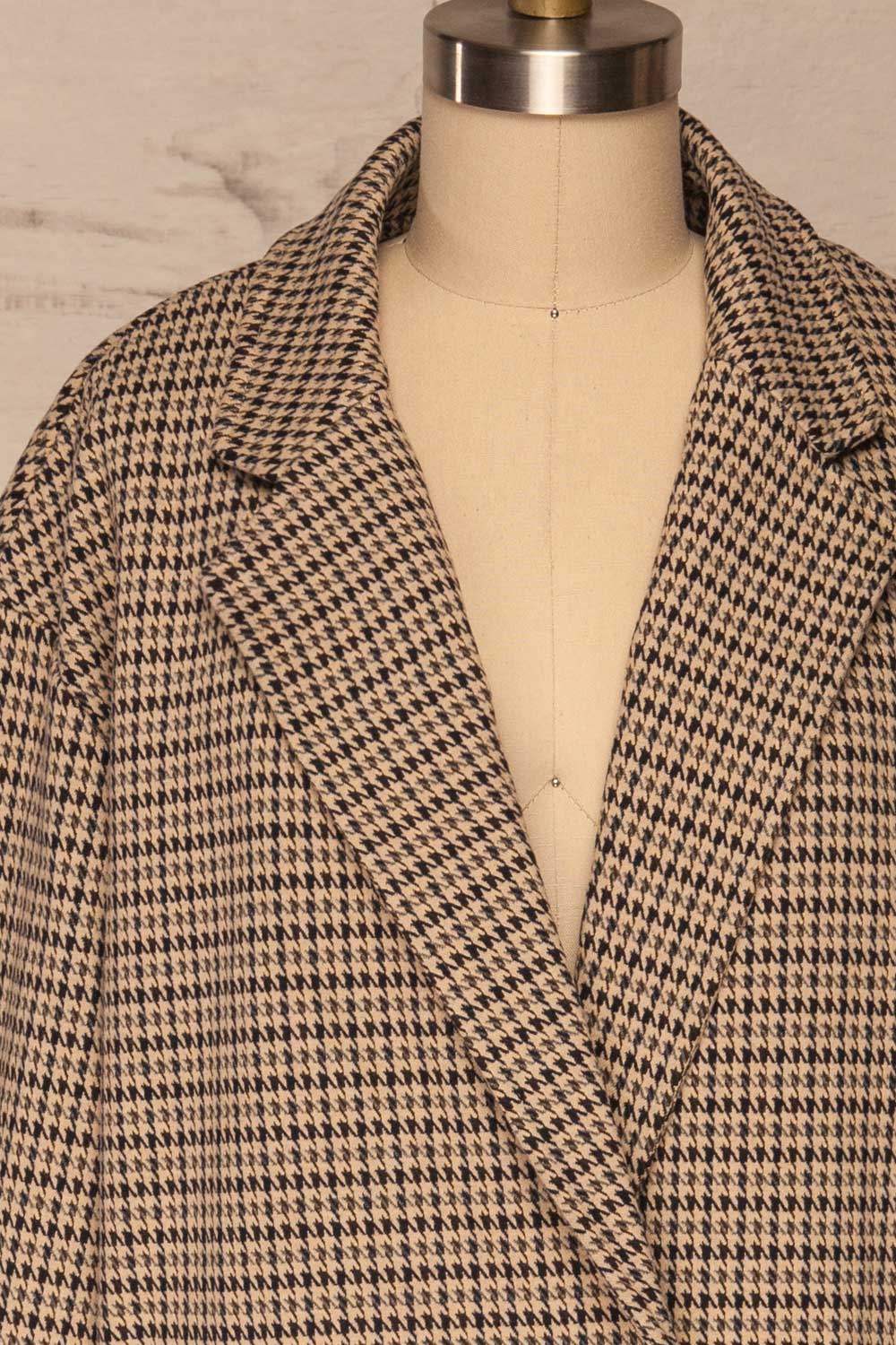 Londres Long Beige Houndstooth Coat | La petite garçonne front close up