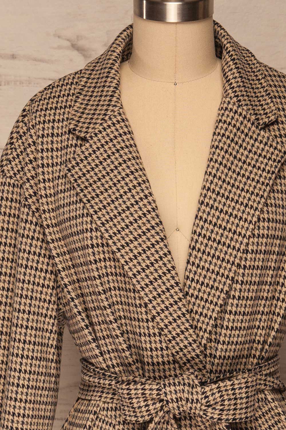 Londres Long Beige Houndstooth Coat | La petite garçonne front close up belt