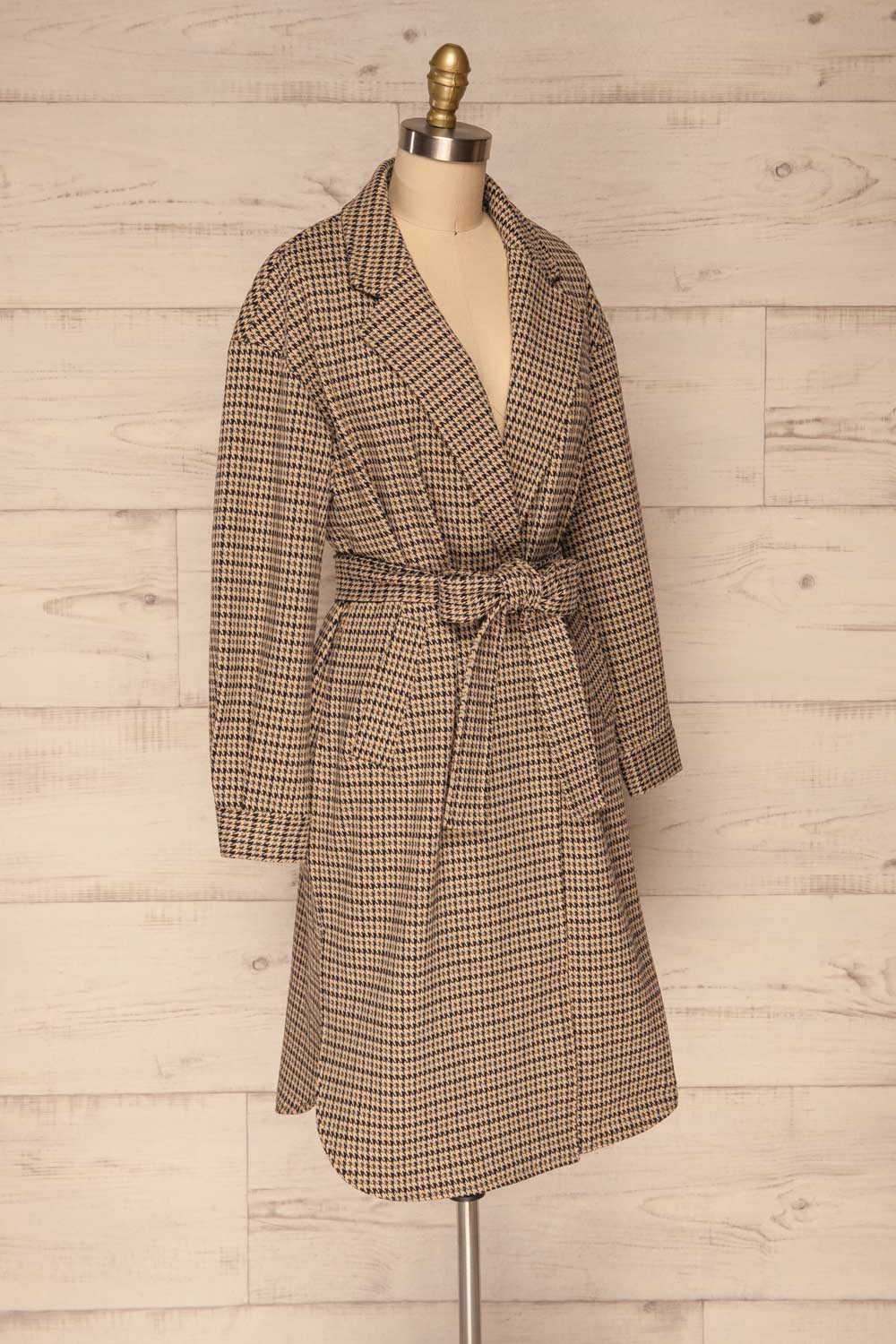 Londres Long Beige Houndstooth Coat | La petite garçonne side view