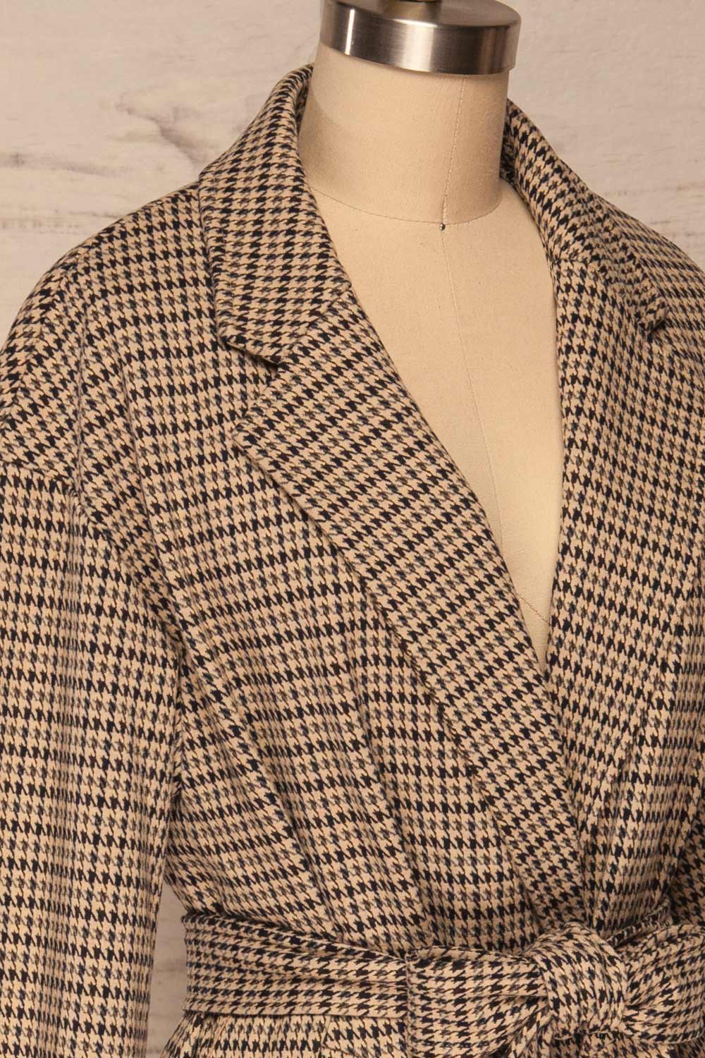 Londres Long Beige Houndstooth Coat | La petite garçonne side close up