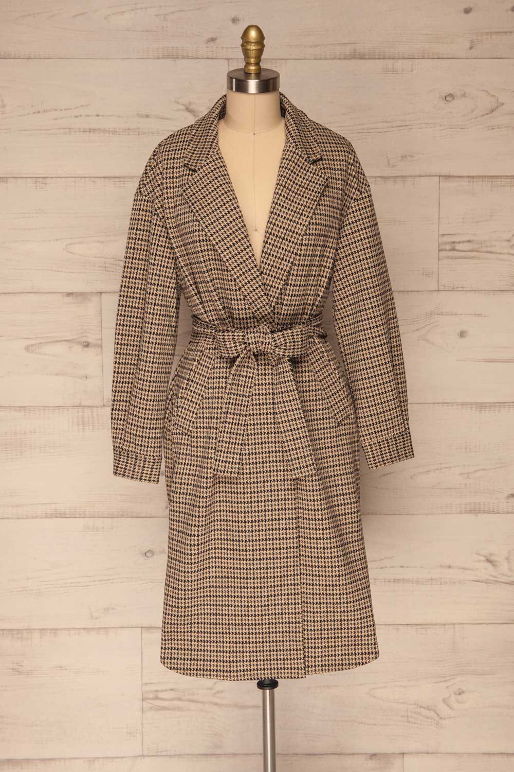 Londres Long Beige Houndstooth Coat | La petite garçonne front close up