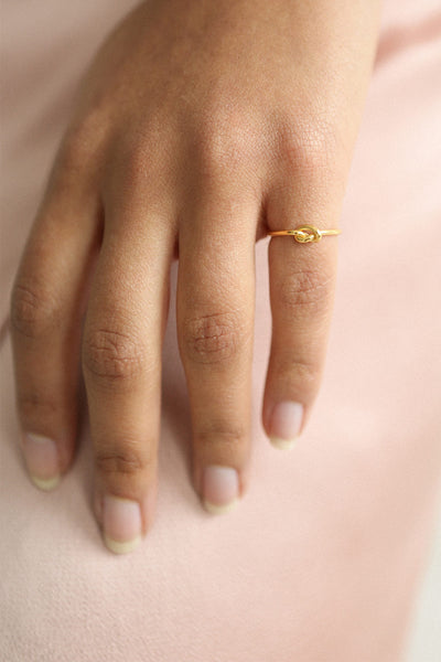 Nodus Minimalist Gold Knotted Ring | La Petite Garçonne Chpt. 2 2