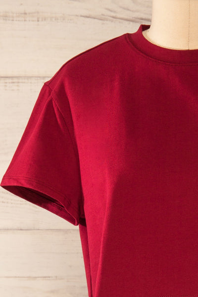 Ovca Burgundy Cropped T-Shirt | La petite garçonne front close-up
