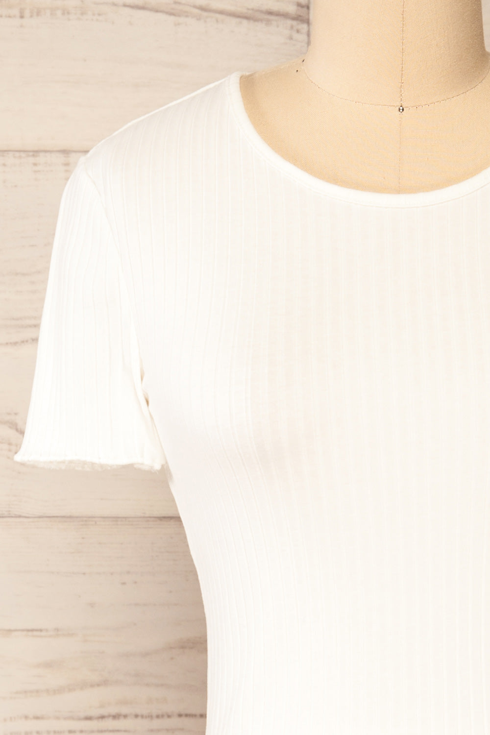 Paczkow White Ribbed Lettuce-Edge T-Shirt | La petite garçonne front close-up