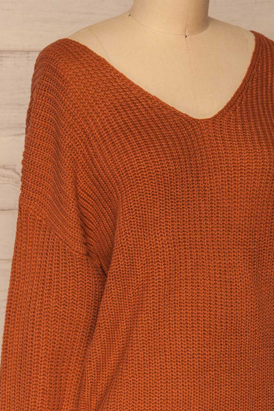 Patras Clay V-Neck Knitted Sweater | La petite garçonne side close-up