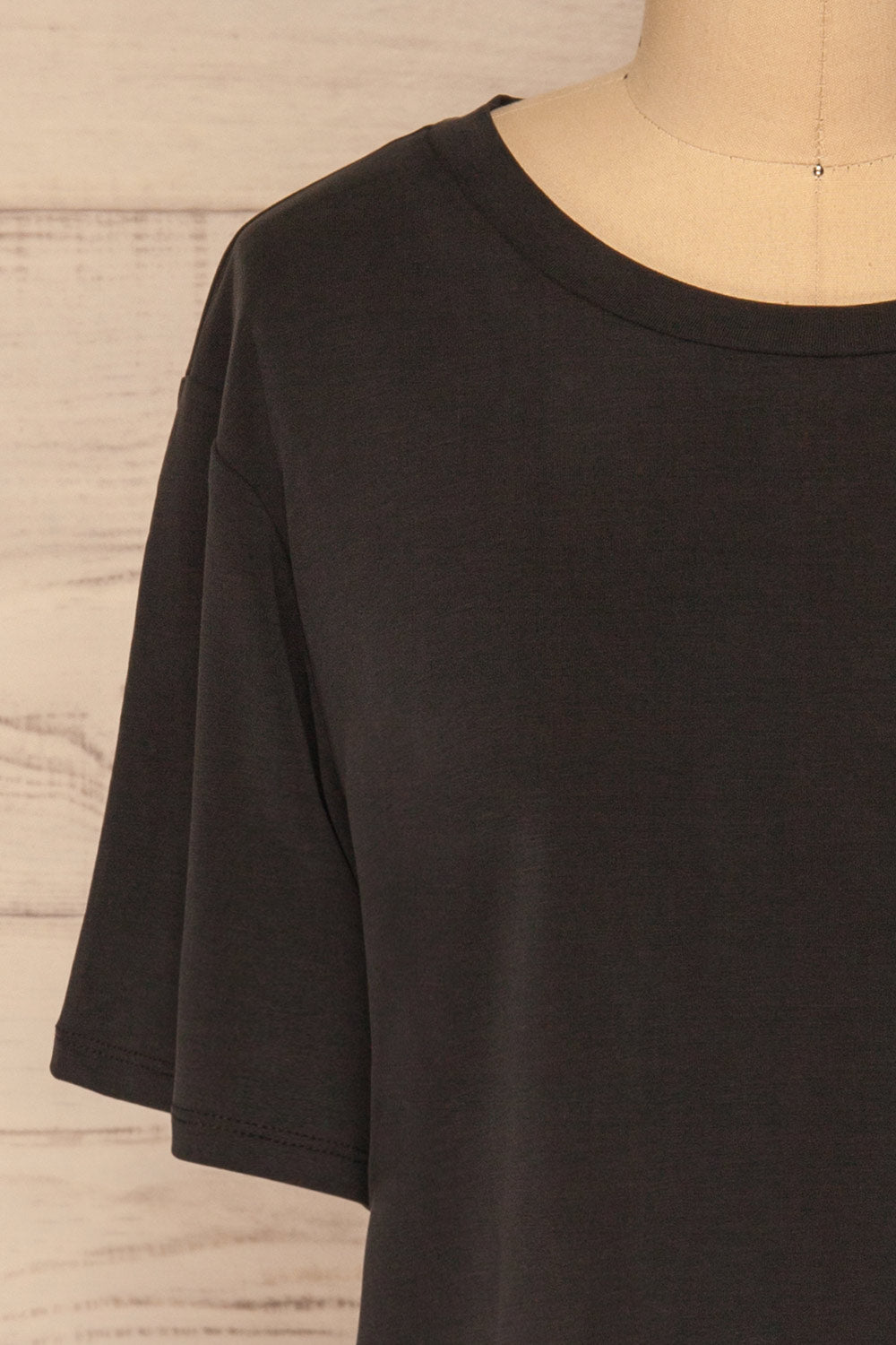 Pinhel Black Basic Loose T-Shirt | La petite garçonne front close-up