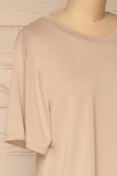 Pinhel Taupe Basic Loose T-Shirt | La petite garçonne side close-up